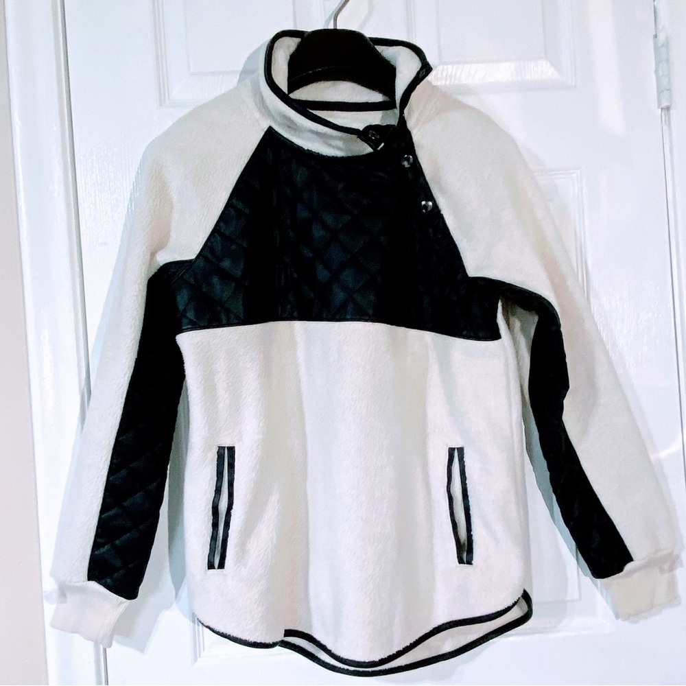 Abercrombie and Fitch women’s asymmetrical snap up fleece Size M